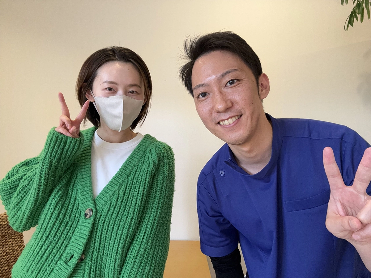 施術後の女性と男性スタッフ。