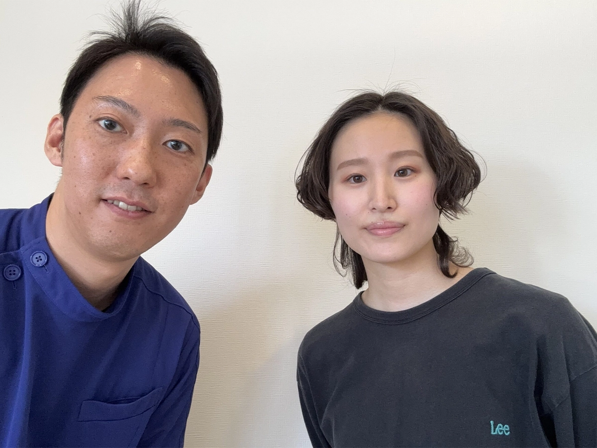 施術後の女性と男性スタッフ。