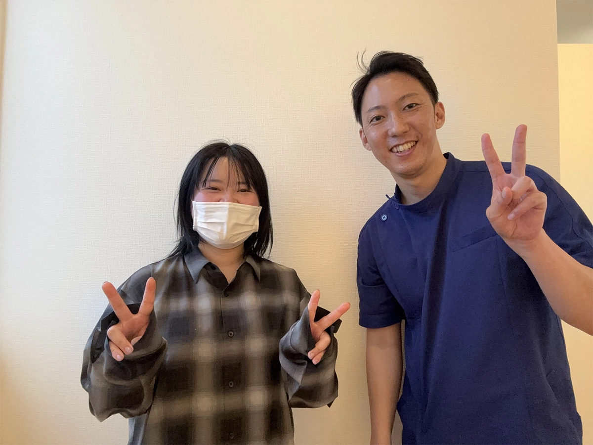 施術後の女性と男性スタッフ。