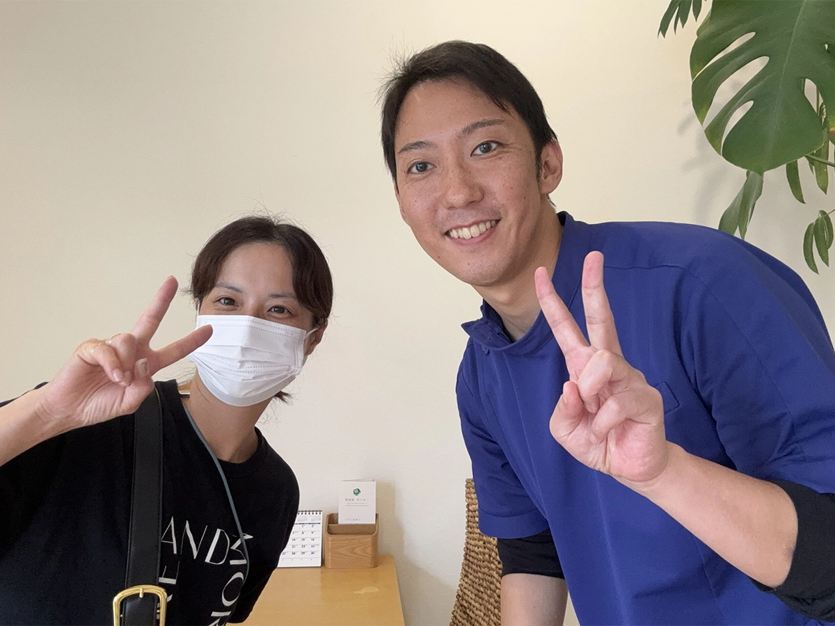 施術後の女性と男性スタッフ。