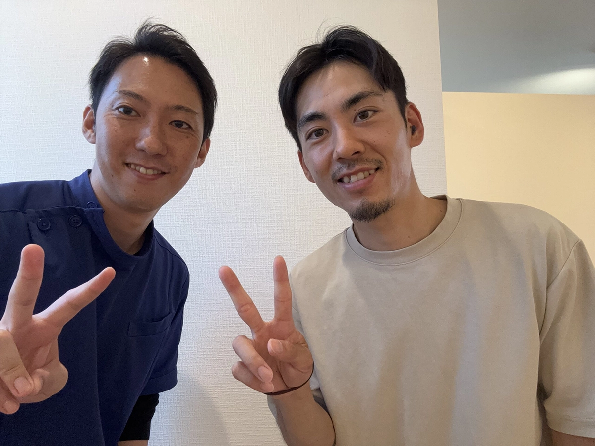 施術後の男性と男性スタッフ。